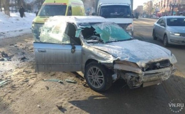 Пьяная дама на "Субару" снесла с дороги "Газель" Пьяная дама на "Субару" снесла с дороги "Газель"