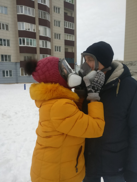 &laquo;Я и на работе в ней буду сидеть&raquo;: семейная пара устроила тестовую прогулку в масках-респираторах