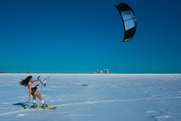 Ветреные девушки: сибирячки в бикини прокатились на кайте в мороз по Обскому морю