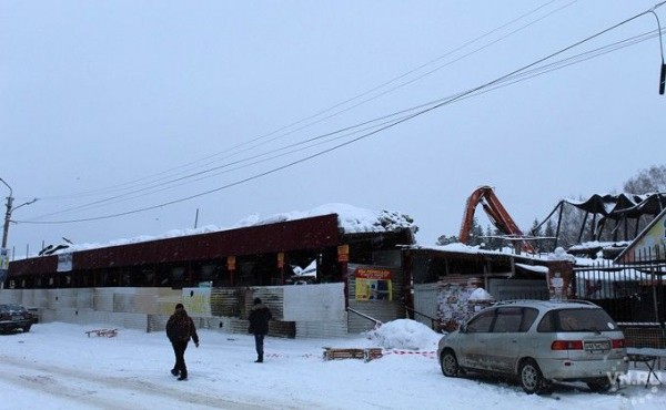 Пепелище сгоревшего рынка сносят в Искитиме