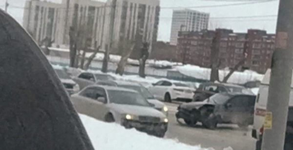 На оживлённой улице Новосибирска произошло серьёзное ДТП На оживлённой улице Новосибирска произошло серьёзное ДТП