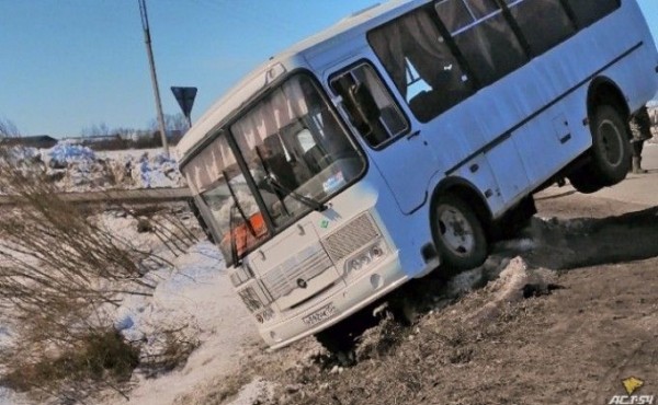 ПАЗик улетел в кювет &ndash; водитель сбежал с места аварии