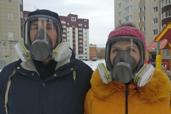 &laquo;Я и на работе в ней буду сидеть&raquo;: семейная пара устроила тестовую прогулку в масках-респираторах