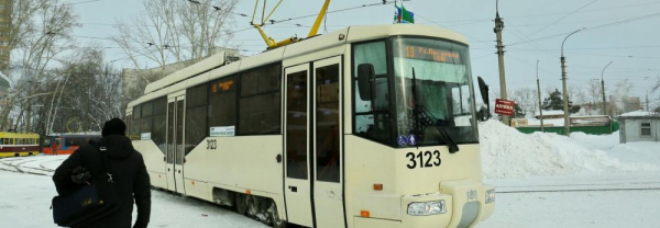 13-й трамвай вытащил застрявший автомобиль в&nbsp;пятницу 13-е