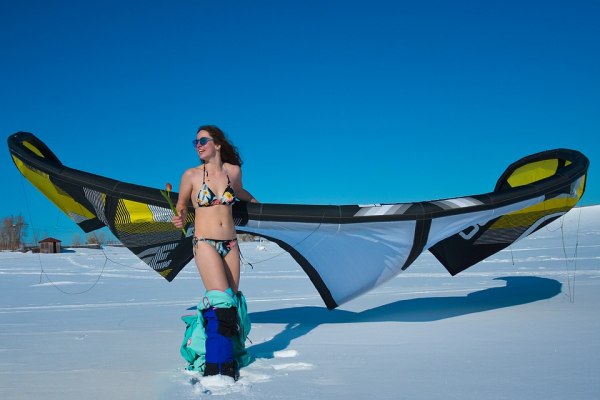 Ветреные девушки: сибирячки в бикини прокатились на кайте в мороз по Обскому морю
