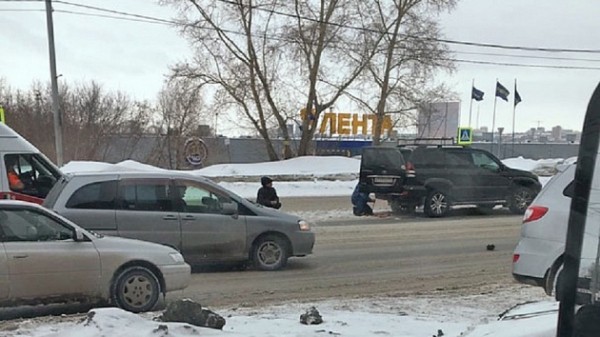 На оживлённой улице Новосибирска произошло серьёзное ДТП На оживлённой улице Новосибирска произошло серьёзное ДТП