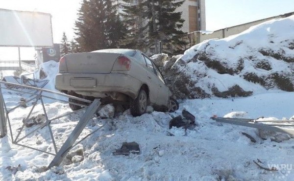 «Летающий» автомобиль застрял в ледяной горе в Бердске «Летающий» автомобиль застрял в ледяной горе в Бердске