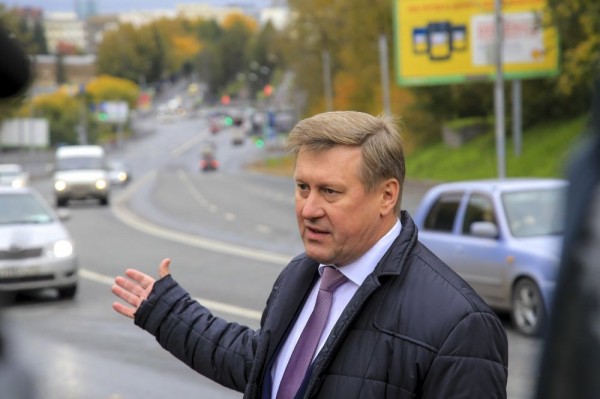 Мэр Анатолий Локоть проверил качество городских дорог за рулём автомобиля Мэр Анатолий Локоть проверил качество городских дорог за рулём автомобиля