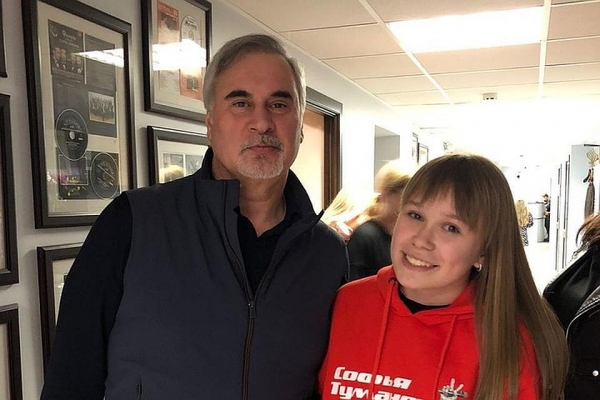 &laquo;Соню снимали в конференц-зале гостиницы. Педагог плакала, когда она пела&raquo;: мама изолированной суперфиналистки &laquo;Голос. Дети&raquo; рассказала о закулисье финала