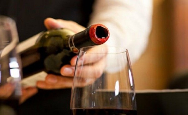 Работающие кафе и любители выпить в общественных местах наказаны за нарушение режима самоизоляции