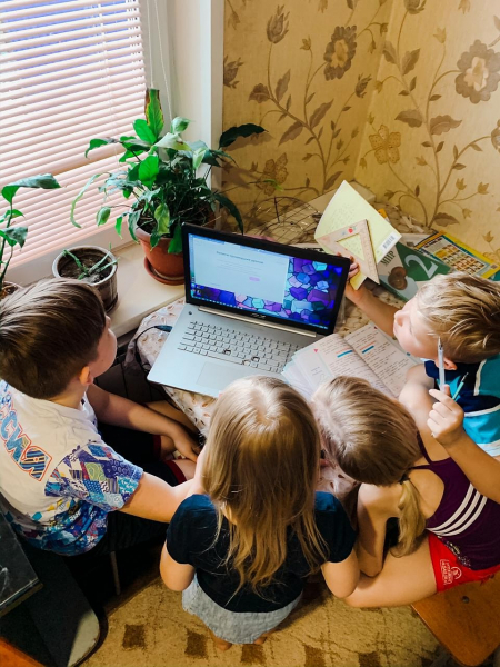 Один ноутбук на пять человек: мама 10 детей рассказала, как справляется с учебой по удаленке Один ноутбук на пять человек: мама 10 детей рассказала, как справляется с учебой по удаленке