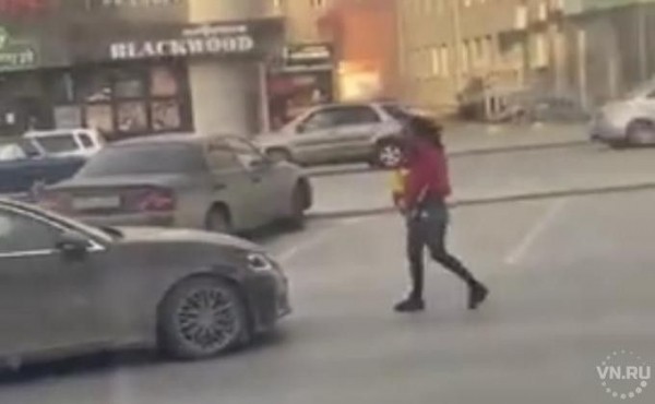 Танцовщица в неприличных шортах пугала машины на Красном проспекте