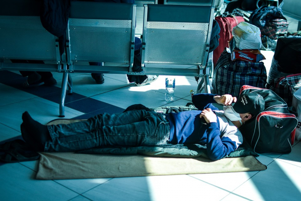 Молитва между стульями и чай по 100 рублей: дневник &laquo;заложника&raquo; аэропорта