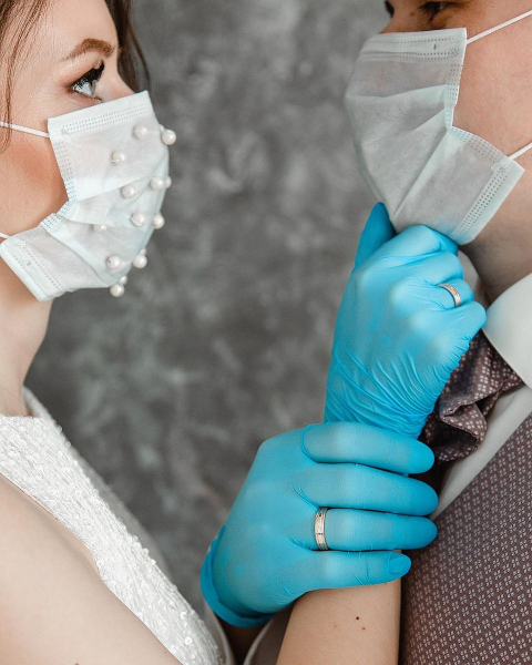 &laquo;Нас расписали в коридоре, гости приехать отказались&raquo;: как коронавирус испортил свадьбу сибирякам