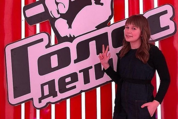 &laquo;Соню снимали в конференц-зале гостиницы. Педагог плакала, когда она пела&raquo;: мама изолированной суперфиналистки &laquo;Голос. Дети&raquo; рассказала о закулисье финала