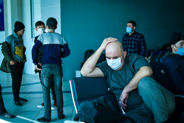 Молитва между стульями и чай по 100 рублей: дневник &laquo;заложника&raquo; аэропорта