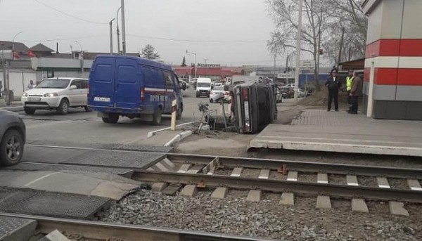 В Новосибирске пенсионер на ВАЗ-2106 перевернулся на крышу В Новосибирске пенсионер на ВАЗ-2106 перевернулся на крышу