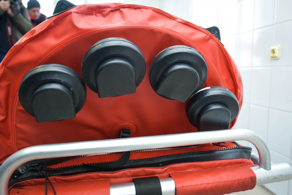 Одна на весь город: медики рассказали о капсуле, в которой перевозят зараженных коронавирусом