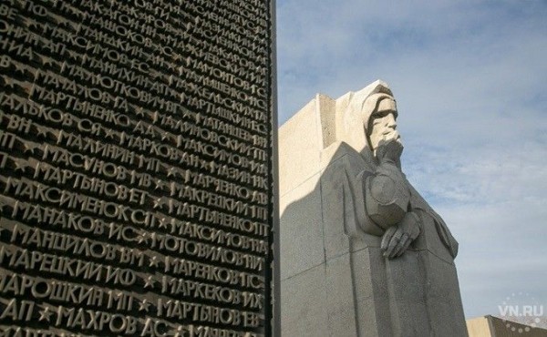 На Монументе Славы исправляют ошибки в фамилиях фронтовиков