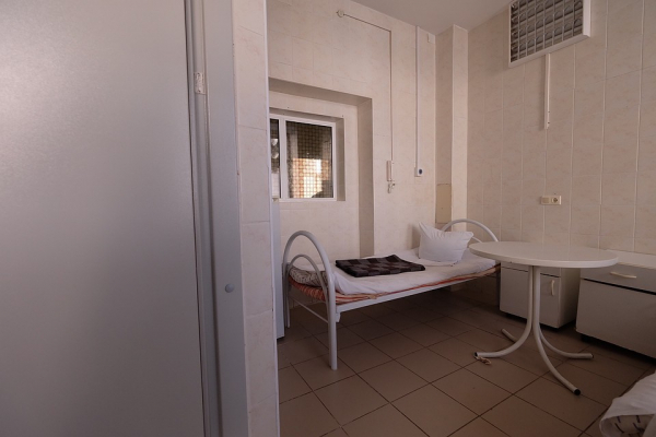 &laquo;Это вам не люкс&raquo;: 10 фото из жизни инфекционной больницы