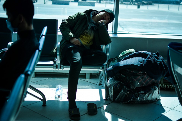 Молитва между стульями и чай по 100 рублей: дневник &laquo;заложника&raquo; аэропорта