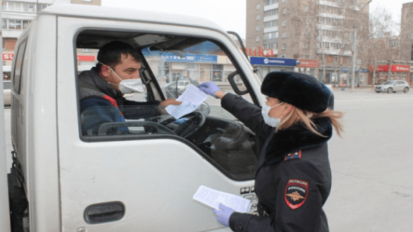 Полиция проверяет водителей на соблюдение режима самоизоляции из-за коронавируса в Новосибирске