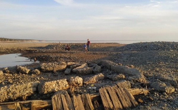 Надгробие неизвестного советника показалось со дна Обского моря