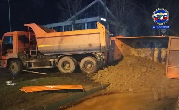 Два КамАЗа не поделили дорогу: один завалил другого на бок Два КамАЗа не поделили дорогу: один завалил другого на бок