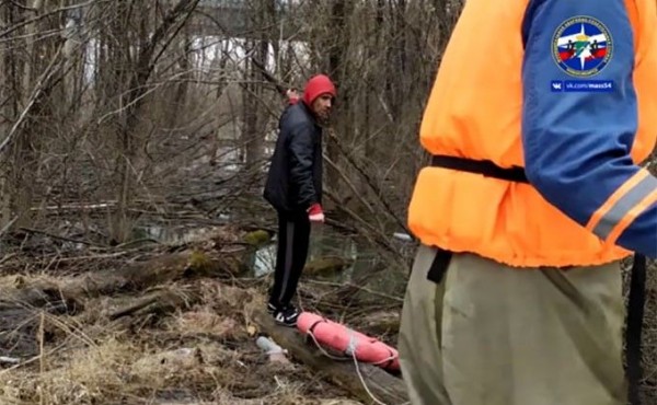 По грудь в воде застрял мужчина среди затопленных кустов По грудь в воде застрял мужчина среди затопленных кустов