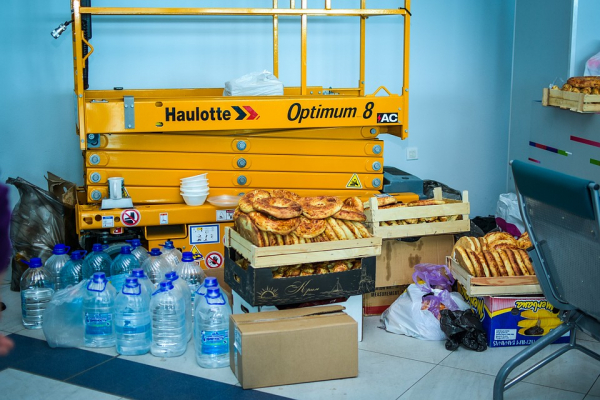 Молитва между стульями и чай по 100 рублей: дневник &laquo;заложника&raquo; аэропорта