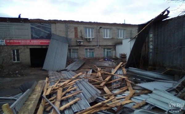 Ураган снес крышу пенсионного фонда в Венгерово Ураган снес крышу пенсионного фонда в Венгерово