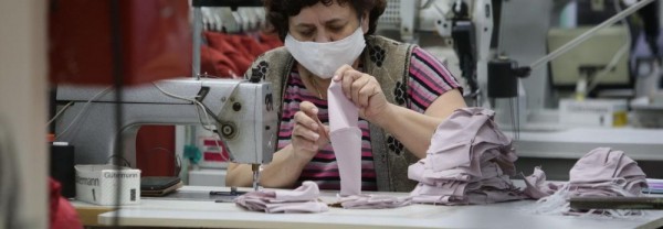 Текстильные предприятия города начали изготавливать многоразовые маски