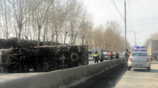 Самогруз перевернулся на бок в Октябрьском районе Новосибирска