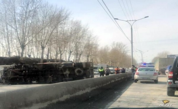 Фура на боку собрала чудовищную пробку на Большевистской Фура на боку собрала чудовищную пробку на Большевистской