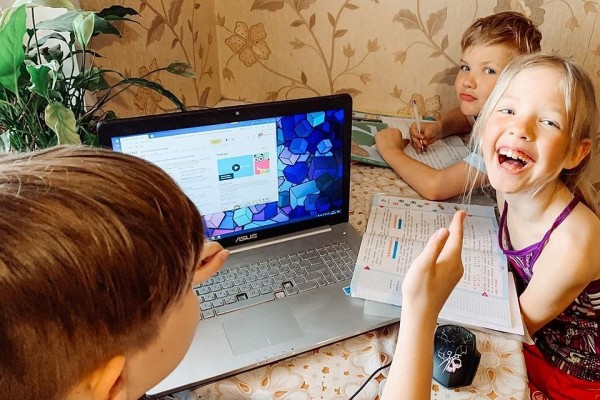 Один ноутбук на пять человек: мама 10 детей рассказала, как справляется с учебой по удаленке Один ноутбук на пять человек: мама 10 детей рассказала, как справляется с учебой по удаленке