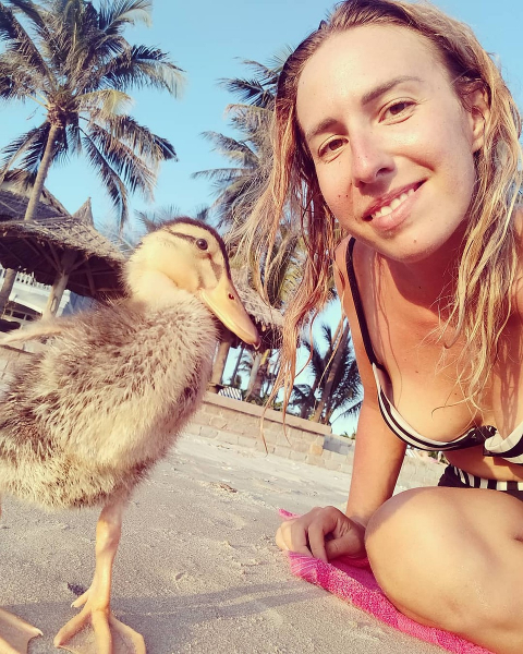 &laquo;Она крякает и плачет! Для нее это стресс&raquo;: туристов, вернувшихся в Россию из Вьетнама, разлучили с уткой Бориславой