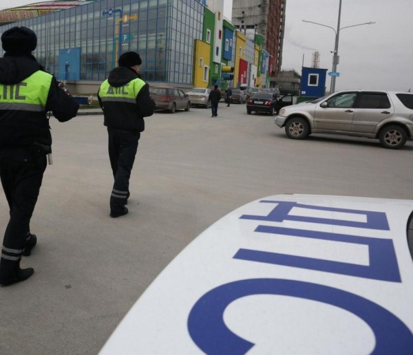 Инспекторы проверяют тонированные автомобили в Новосибирске Инспекторы проверяют тонированные автомобили в Новосибирске