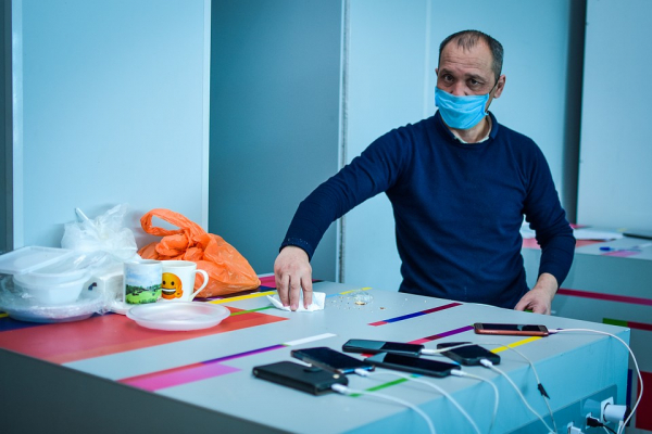 Молитва между стульями и чай по 100 рублей: дневник &laquo;заложника&raquo; аэропорта