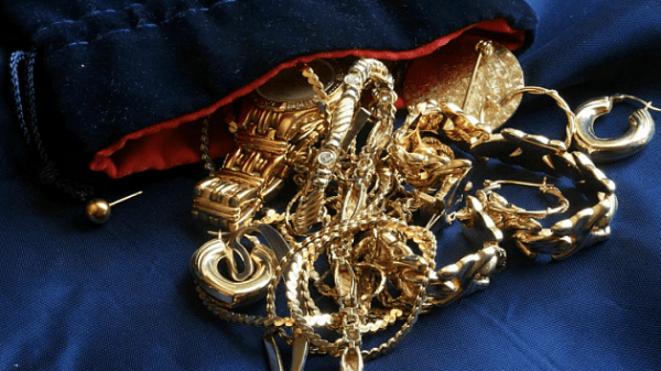 Золотые украшения более чем на 100 тысяч рублей украли у новосибирца