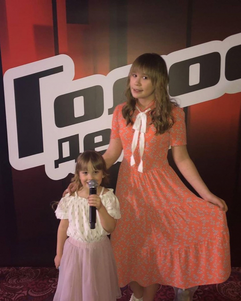 &laquo;Соню снимали в конференц-зале гостиницы. Педагог плакала, когда она пела&raquo;: мама изолированной суперфиналистки &laquo;Голос. Дети&raquo; рассказала о закулисье финала