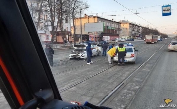 Спящий за рулем таксист врезался в трамвай и собрал массовое ДТП Спящий за рулем таксист врезался в трамвай и собрал массовое ДТП