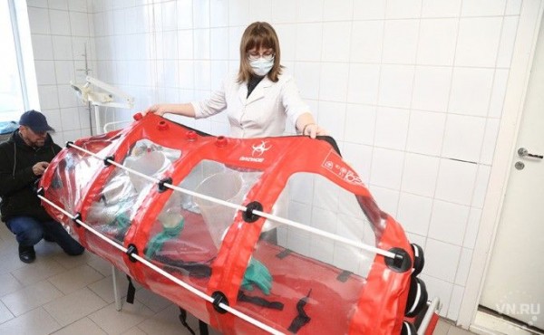 Защитные костюмы и спецкапсула &ndash; как врачи перевозят больных коронавирусом