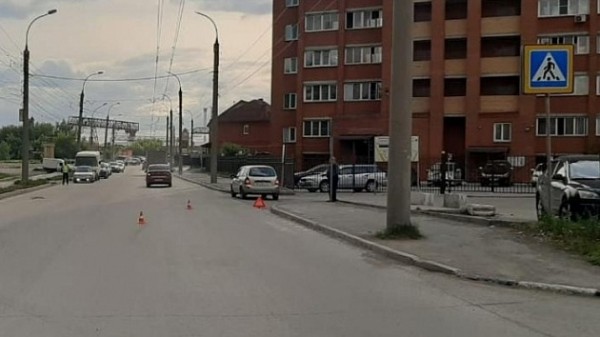 Подростков с травмами увезли в больницы после ДТП в Новосибирске Подростков с травмами увезли в больницы после ДТП в Новосибирске