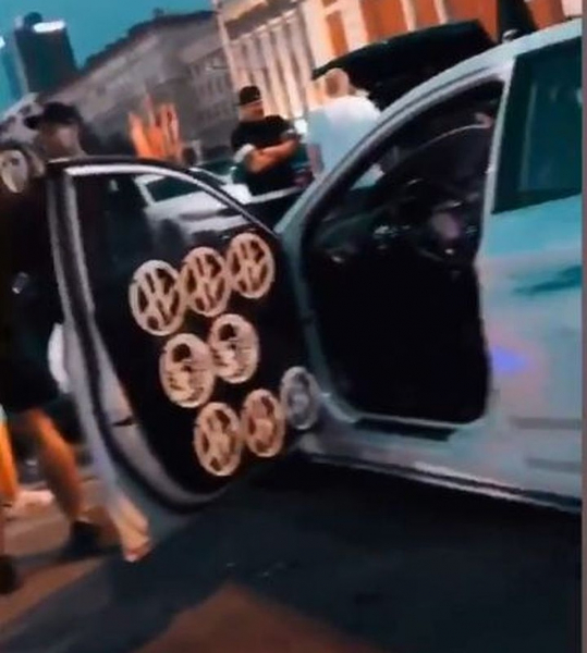 Пир во время коронавируса: молодежь устроила дикую тусу в центре Новосибирска