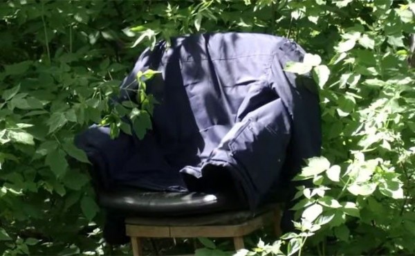 Человека в петле нашла на детской площадке девочка с собакой