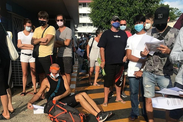 «Мы полетим на чумном самолете»: застрявшие в Таиланде россияне готовятся провести больше суток в салоне Боинга «Мы полетим на чумном самолете»: застрявшие в Таиланде россияне готовятся провести больше суток в салоне Боинга