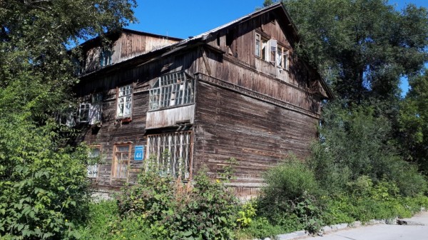 Ещё один аварийный дом загорелся в Новосибирске Ещё один аварийный дом загорелся в Новосибирске