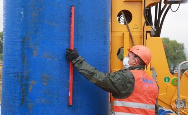 Первую сваю четвертого моста через Обь забили строители