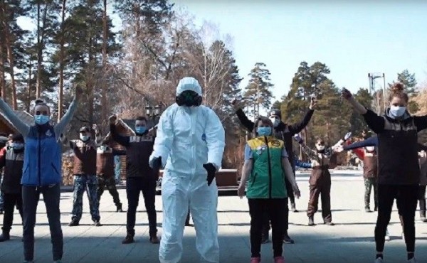 Зарядку в противогазе провели в Новосибирском зоопарке