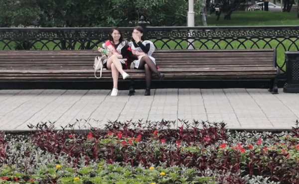 Редкие школьники рискнули отметить последний звонок 2020 на набережной